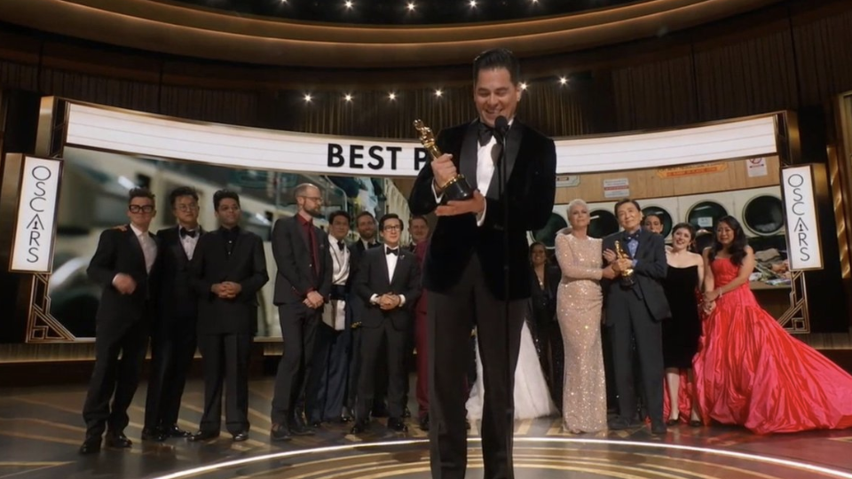 'Todo a la vez en todas partes' arrasa en los Oscar 2023. El equipo, en una imagen de la gala subida a Twitter.