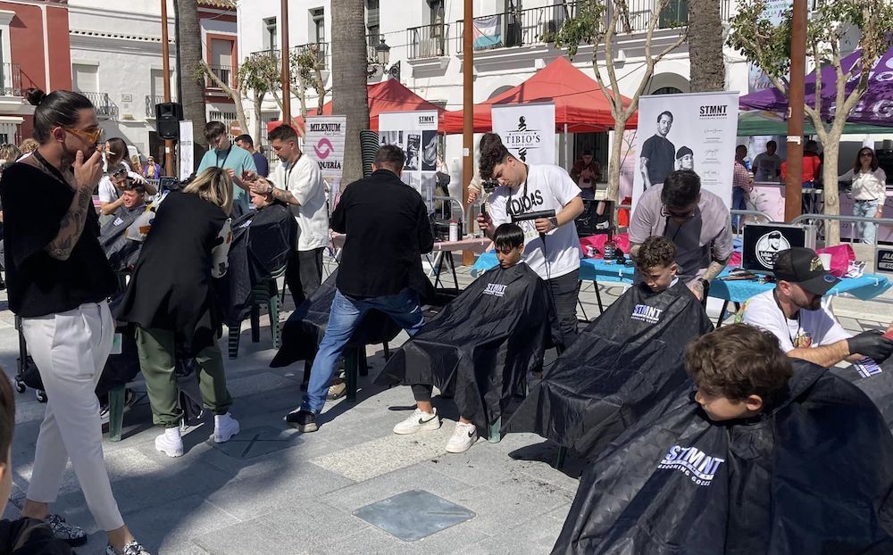 Iniciativa 'Barbero solidario' llevada a cabo en Trebujena.