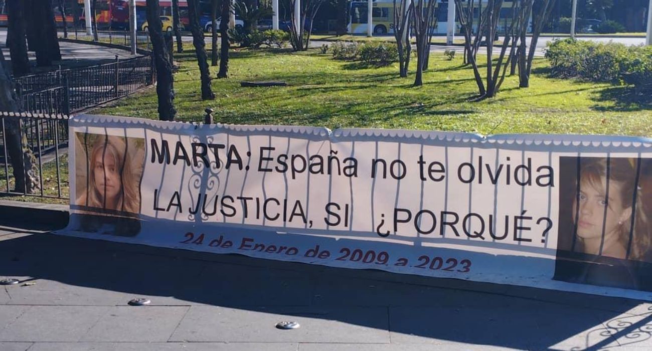 Una pancarta en Sevilla recuerda el caso de Marta del Castillo.
