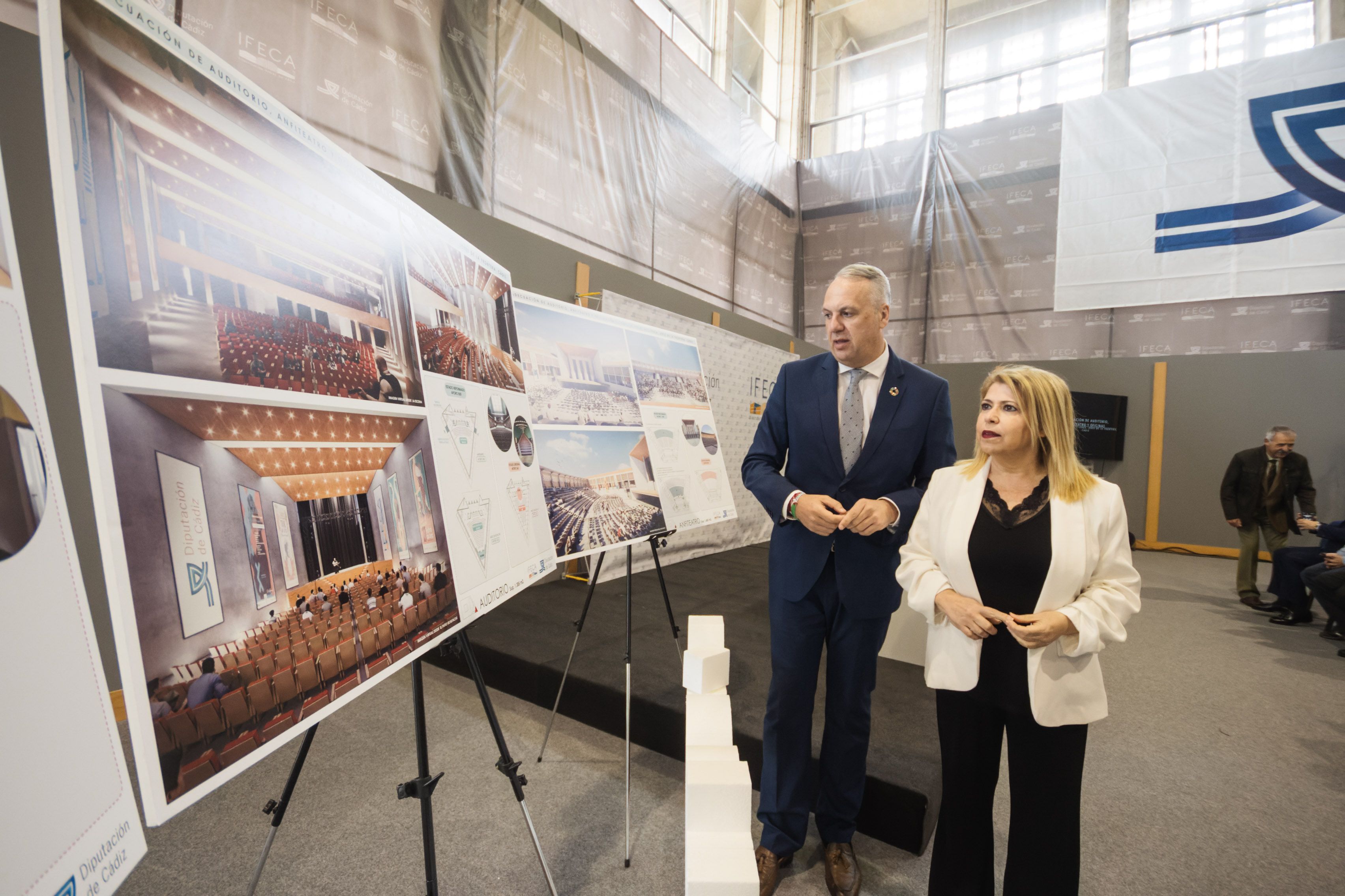 La alcaldesa de Jerez, Mamen Sánchez, con el presidente de Diputación, Ruiz Boix, en Ifeca.