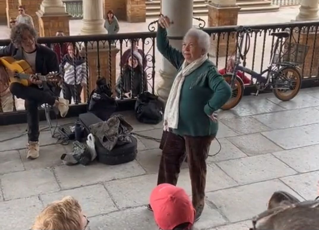 La señora demostrando su arte en la Plaza de España.