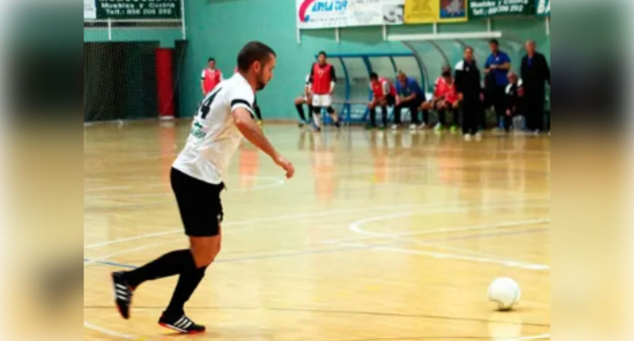 Darío Guzmán, disputando un partido de fútbol sala.