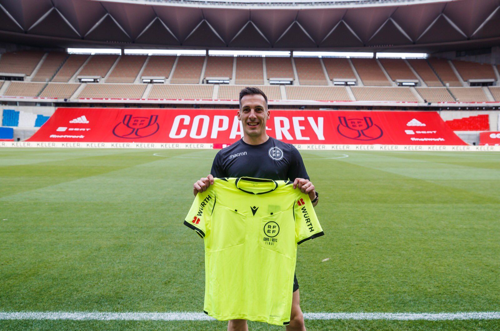 El árbitro Estrada Fernández antes de la final de Copa en la Cartuja.