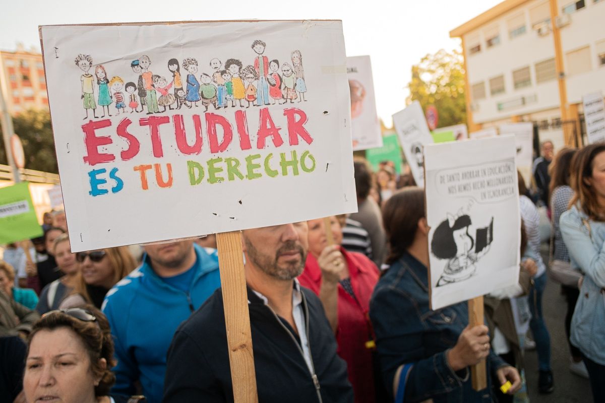 Una manifestación en defensa de la Educación pública, celebrada en Jerez. FOTO: MANU GARCÍA