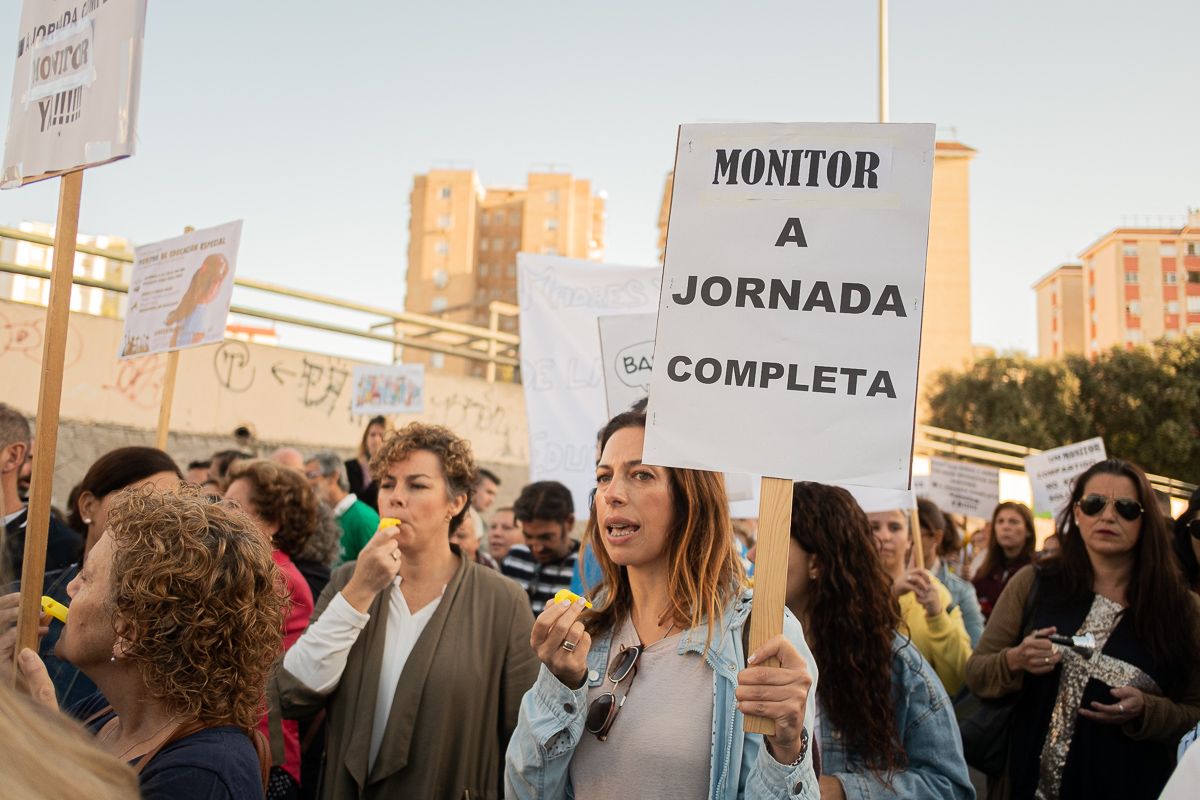 Protestas ante la falta de monitores, hace unas semanas en el CEIP Tartessos de Jerez. FOTO: MANU GARCÍA