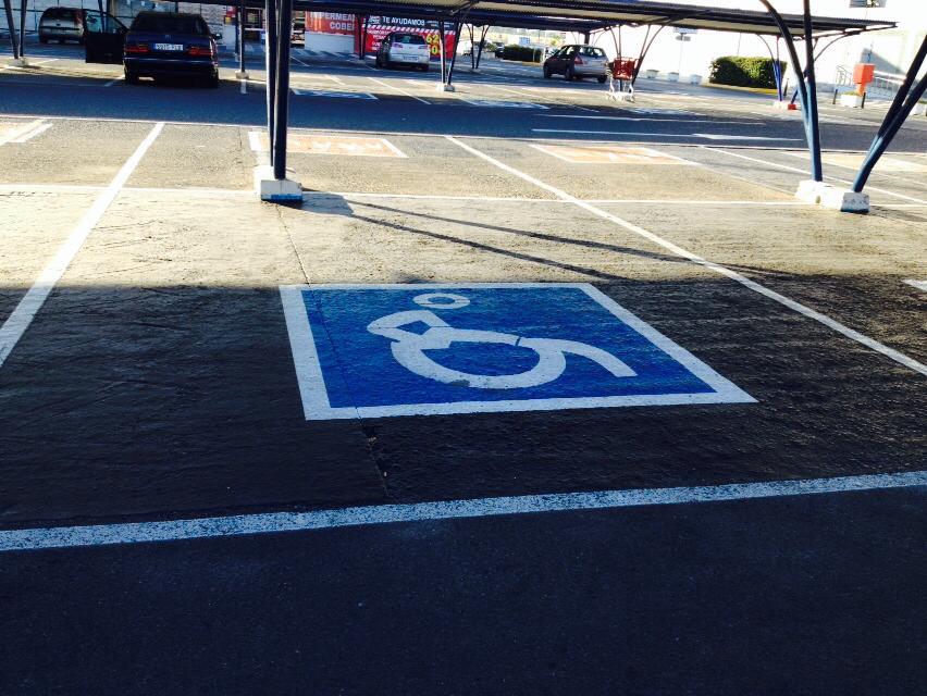 Un aparcamiento para personas con movilidad reducida en Sevilla. 