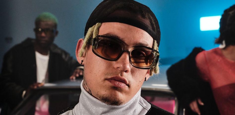 Muere el rapero Costa Titch al desplomarse en mitad un concierto e intentar seguir cantando.