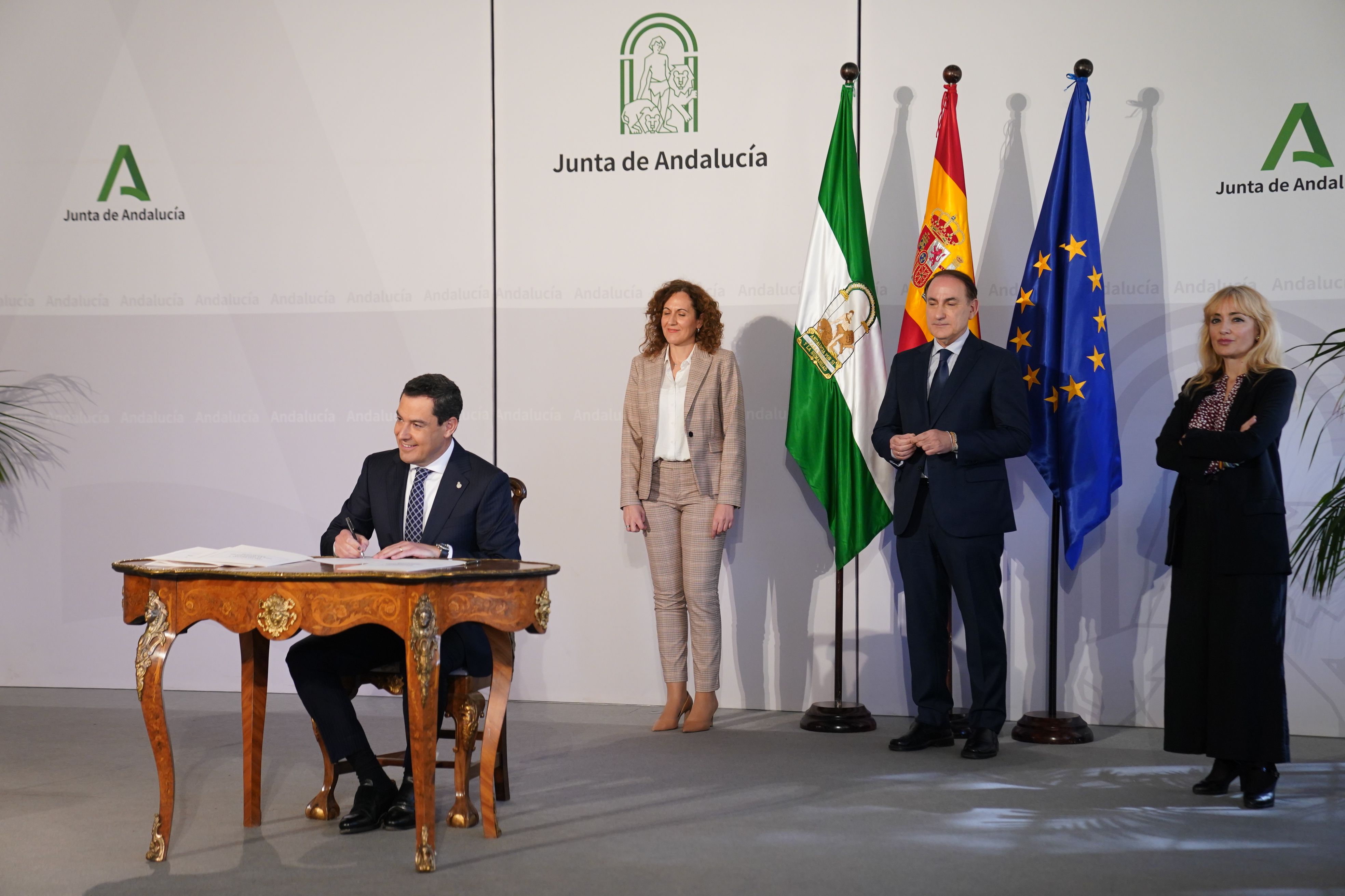 Moreno junto a los agentes sociales en la firma del acuerdo.