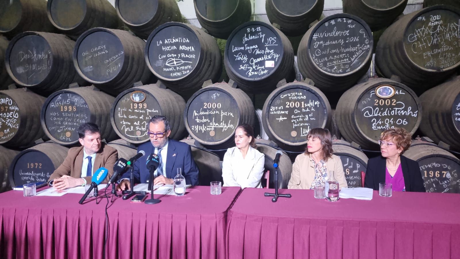 El acto de presentación con los intervinieres en las bodegas Williams & Humbert. El acto de presentación con los intervinieres en las bodegas Williams & Humbert.