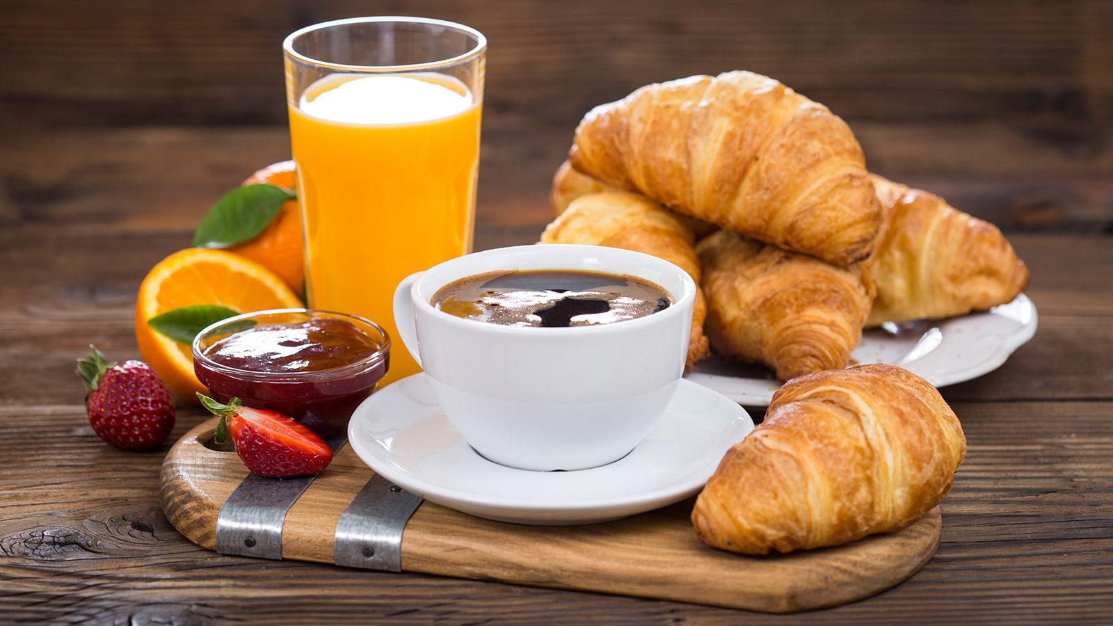 El desayuno: alimentos no aconsejables que creemos imprescindibles. En la imagen, un clásico desayuno con bollería, zumo de naranja, mermelada y mantequilla.