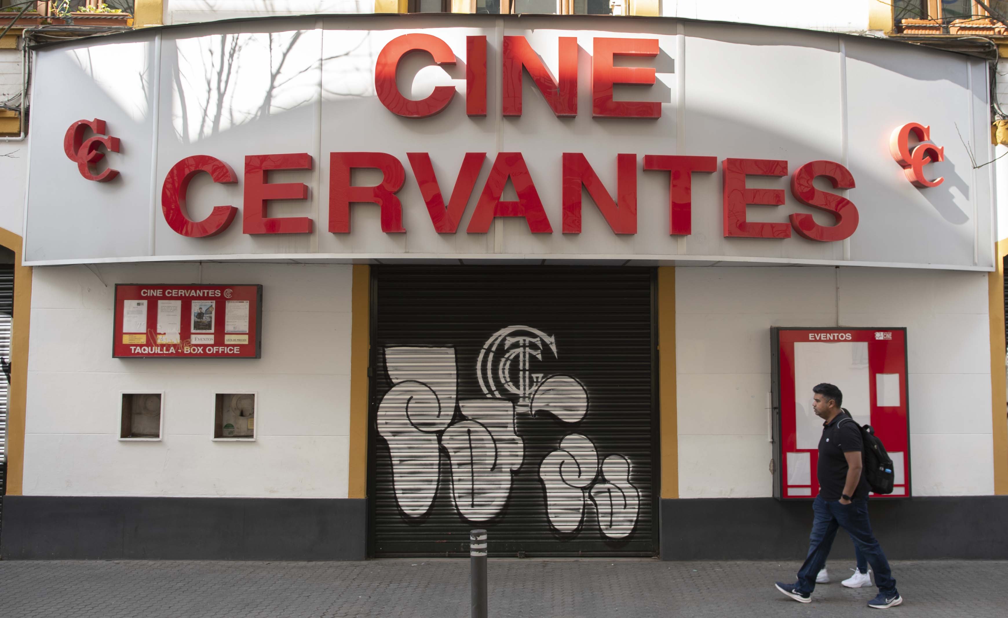 La fachada del Cine Cervantes, el más antiguo de Sevilla.