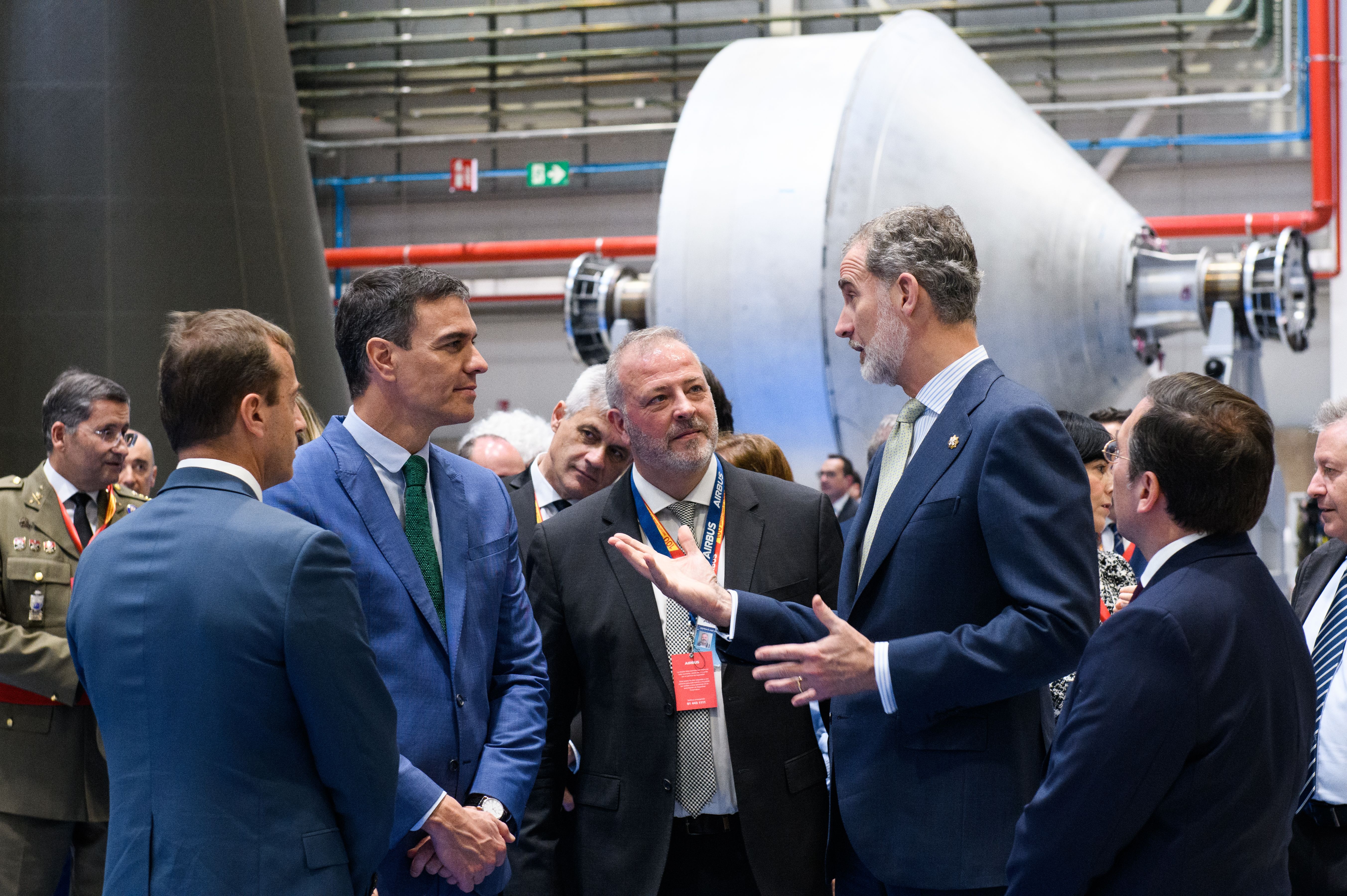 Felipe VI  conversa con el presidente del Gobierno, Pedro Sánchez, tras inaugurar las nuevas instalaciones espacio. AIRBUS