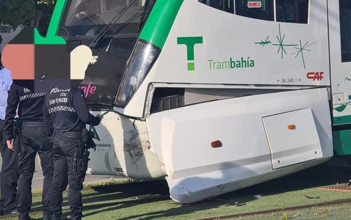 Estado del Trambahía tras el accidente en San Fernando.
