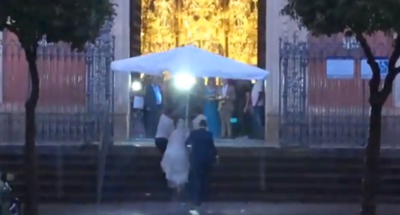 Así entró una novia a su boda en Sevilla.   @JUANPRESS