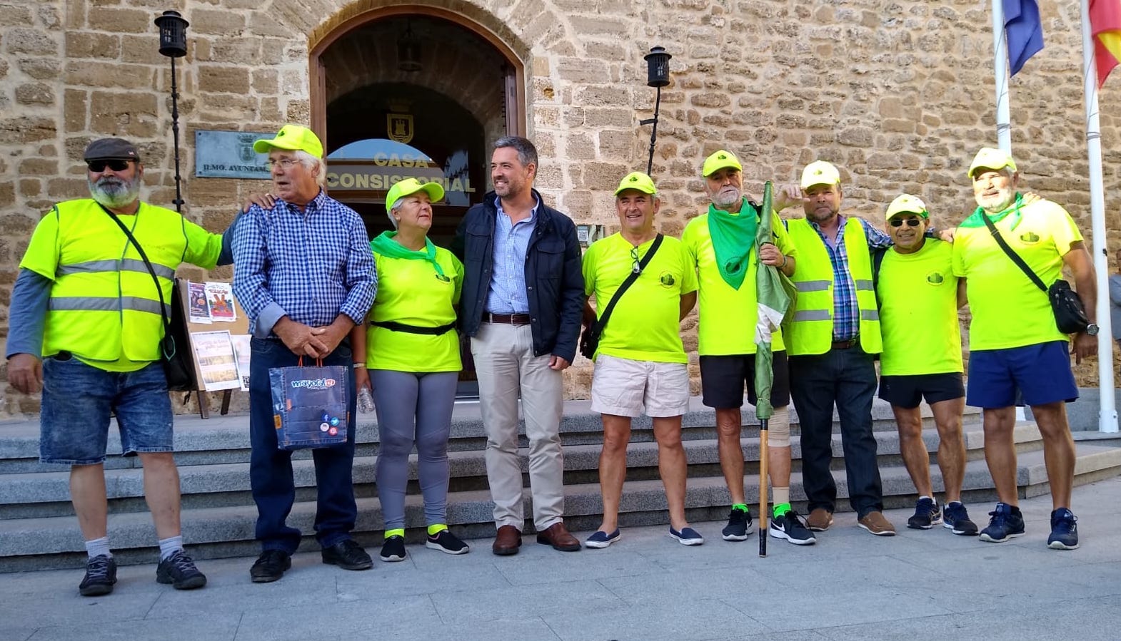 Los pensionistas, con el alcalde de Rota, Javier Rota, en su regreso a la localidad.