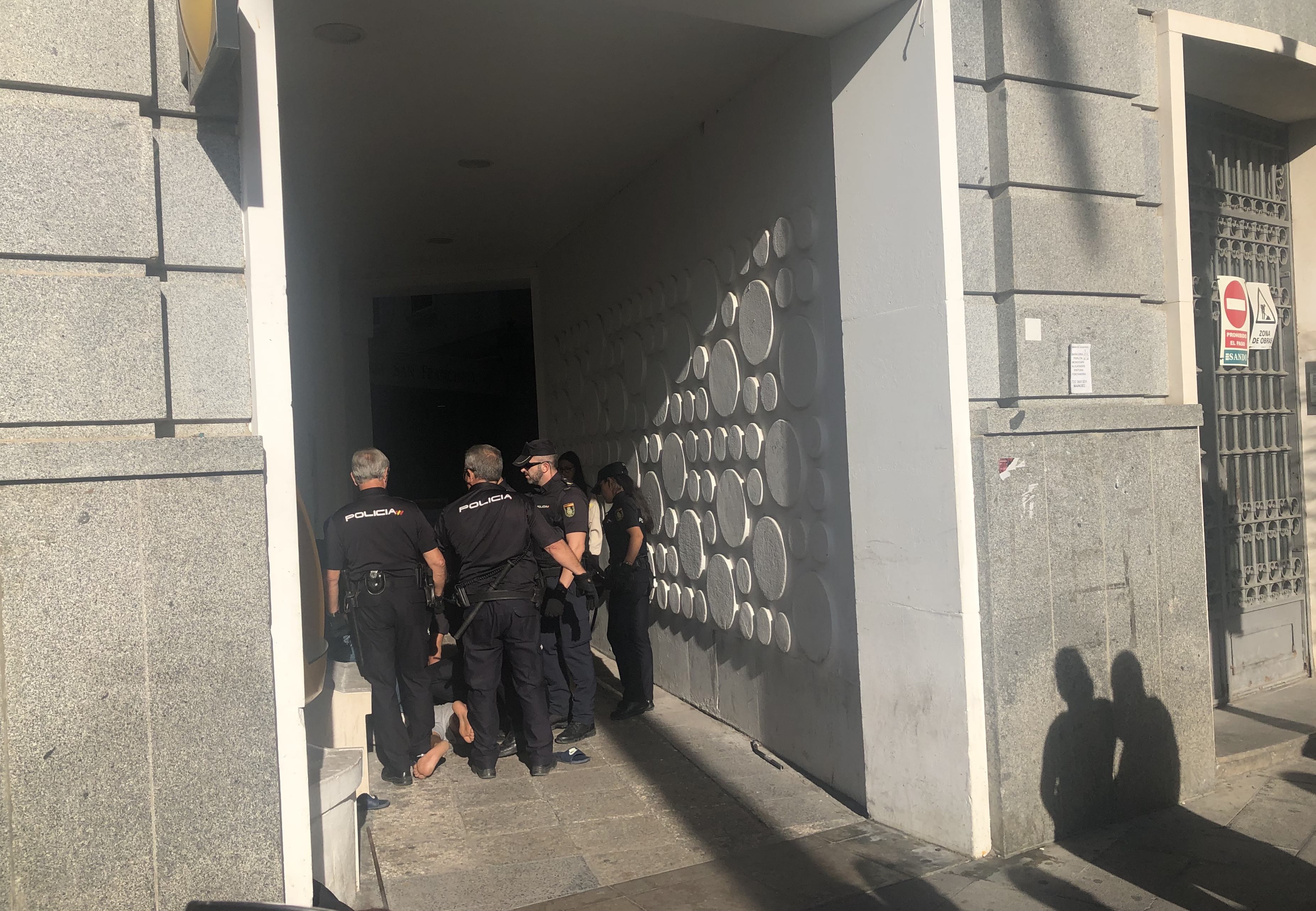 Uno de los jóvenes, en el suelo, reducido por la Policía. FOTO: lavozdelsur.es