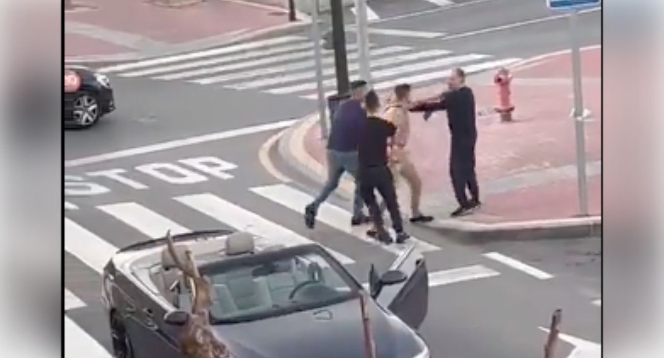 Los tres individuos, increpando al peatón.