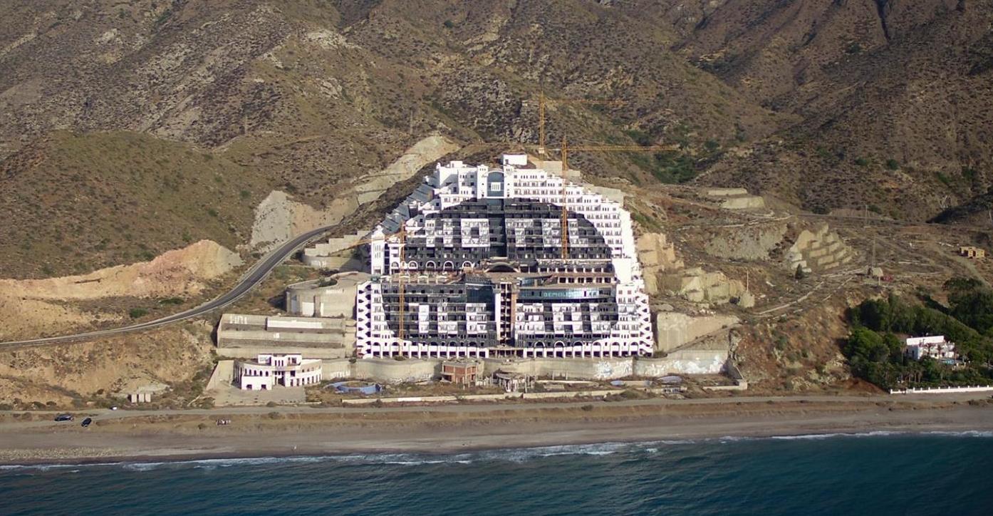 El hotel del Algarrobico, en la costa de Almería.