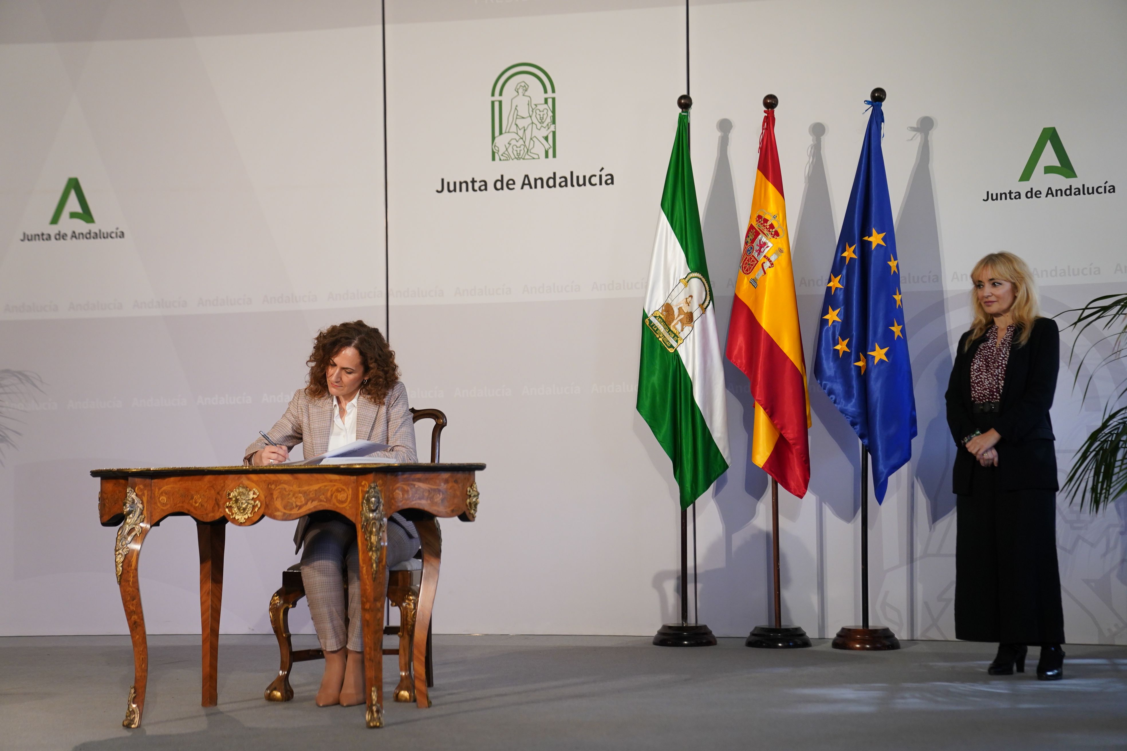 Nuria López (CCOO) y Carme Castilla (UGT) durante la firma del pacto.