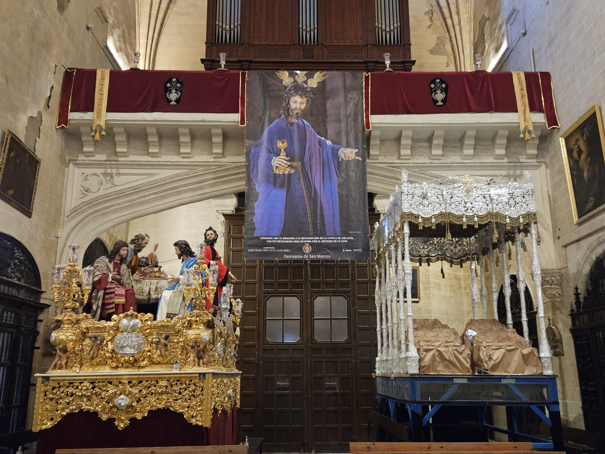 La pancarta que cuelga entre los dos pasos de la hermandad, casi montados.