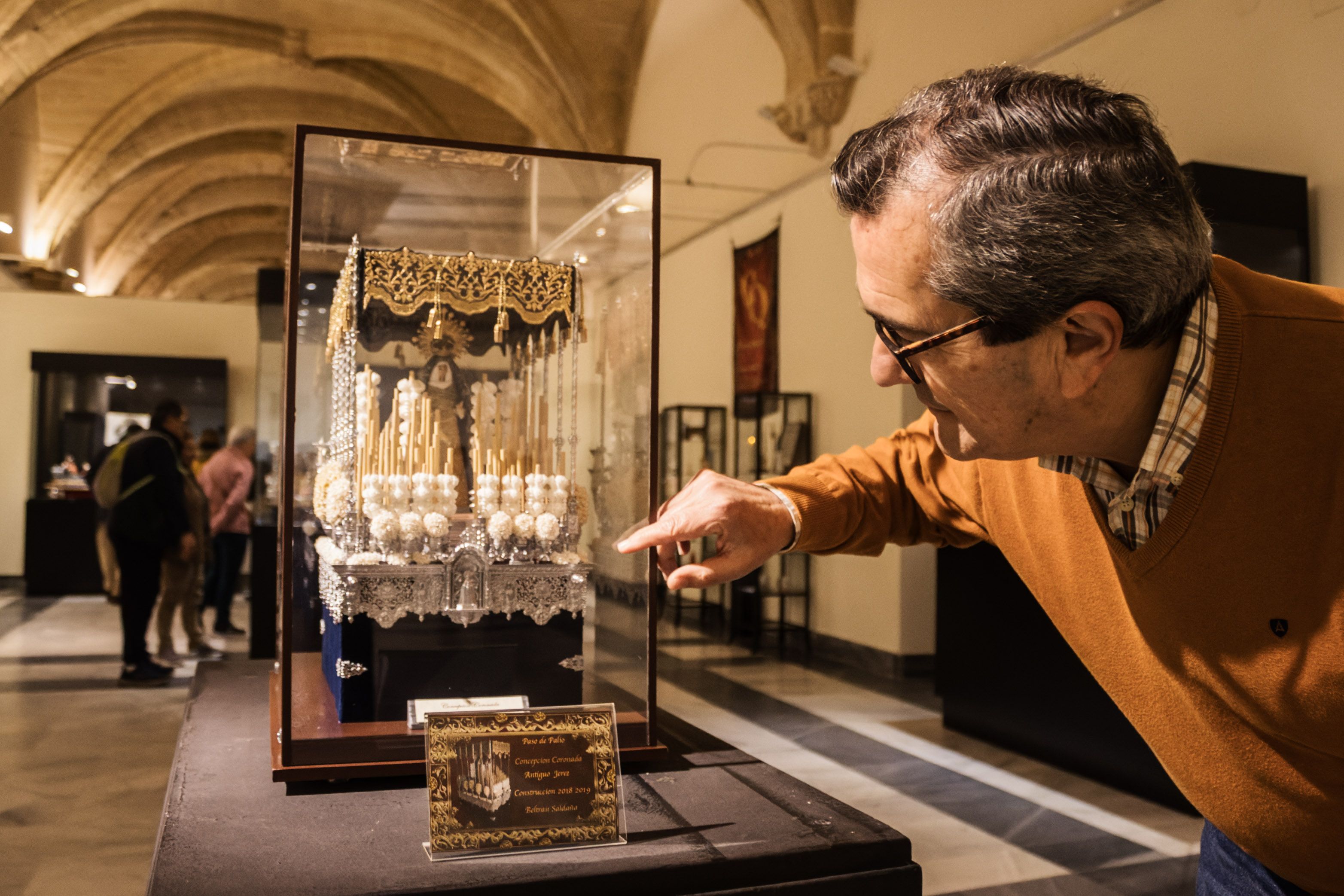Uno de los artistas, Beltrán Saldaña, explicando detalles de la miniatura del palio de La Concepción. Uno de los artistas, Beltrán Saldaña, explicando detalles de la miniatura del palio de La Concepción.