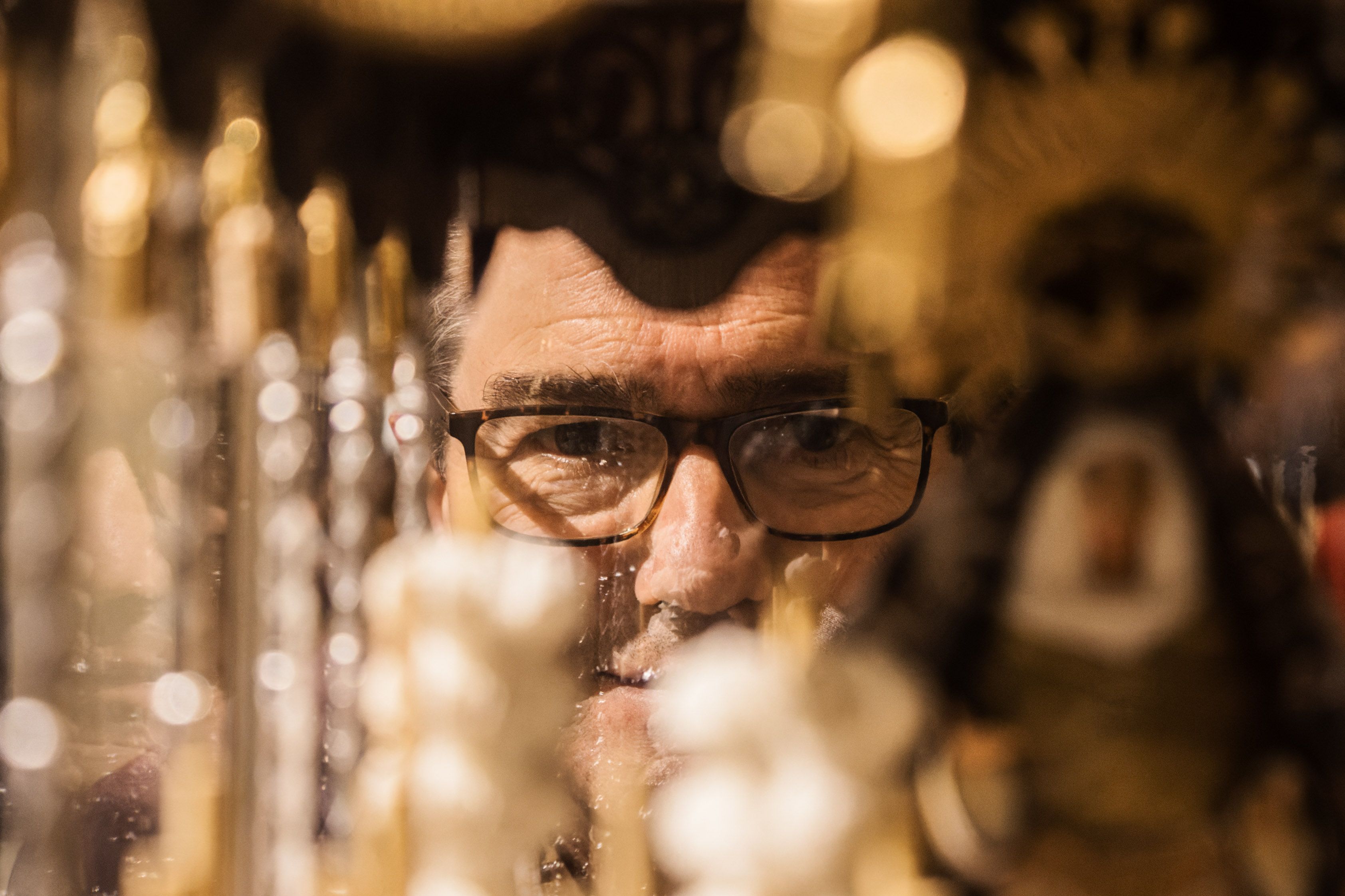 Saldaña asomado a la trasera de un pequeño palio. CANDELA NÚÑEZ Saldaña asomado a la trasera de un pequeño palio. CANDELA NÚÑEZ