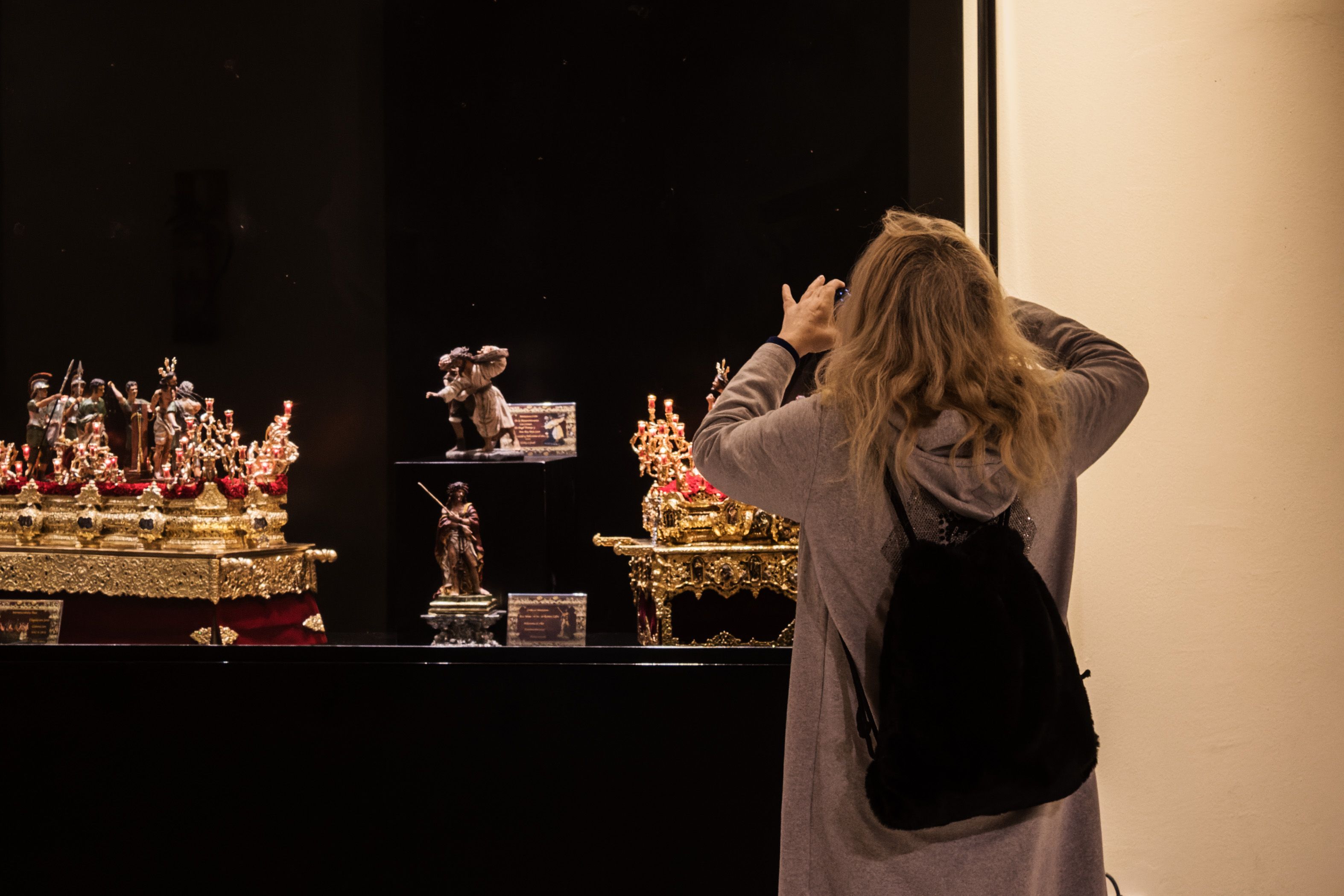 Una visitante en la exposición tomando fotos de los pasitos. CANDELA NÚÑEZ