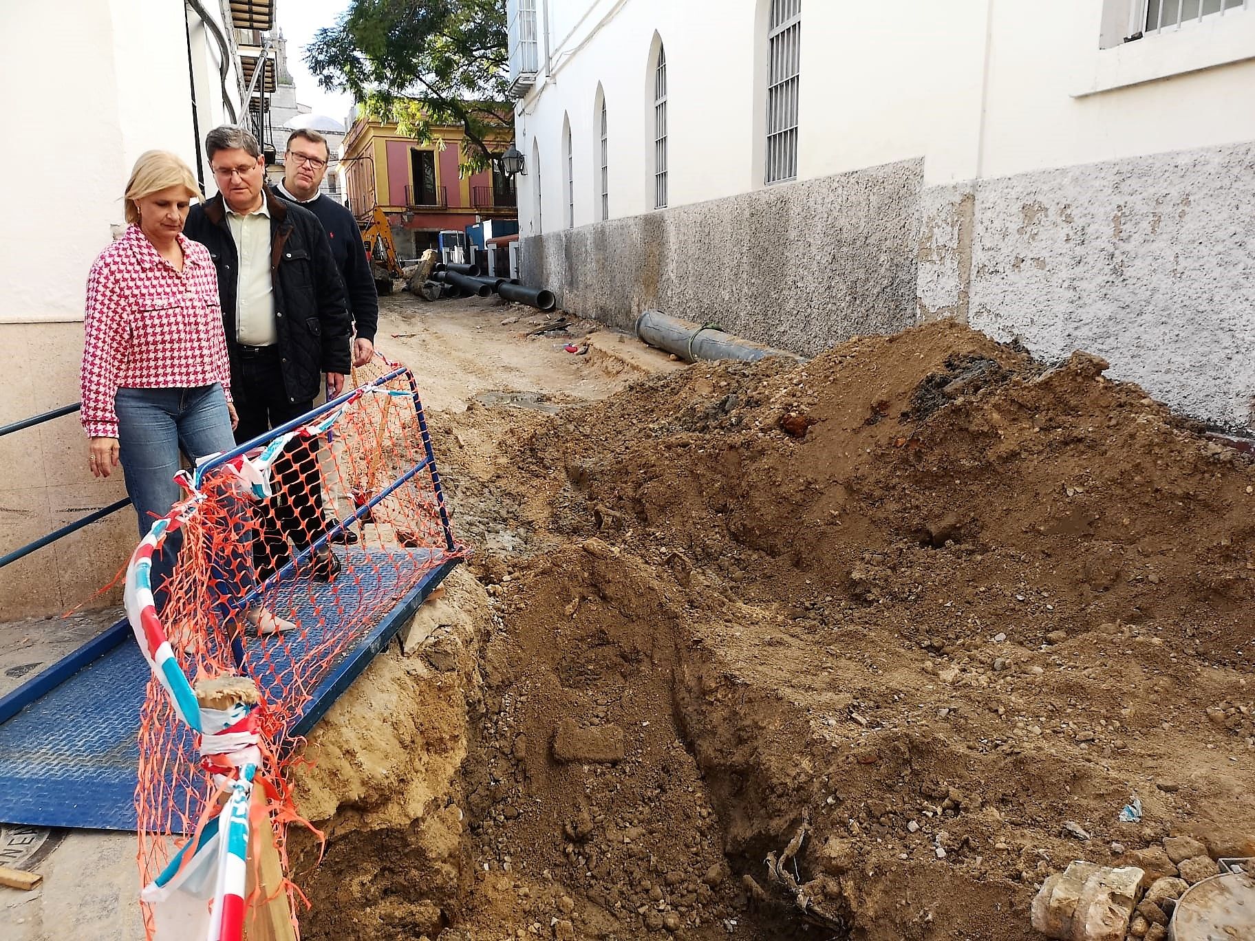 El PP comparte “el enfado” de los vecinos por el abandono del centro histórico de Jerez. En la imgen, la candidata popular junto a miembros de la asociación. 