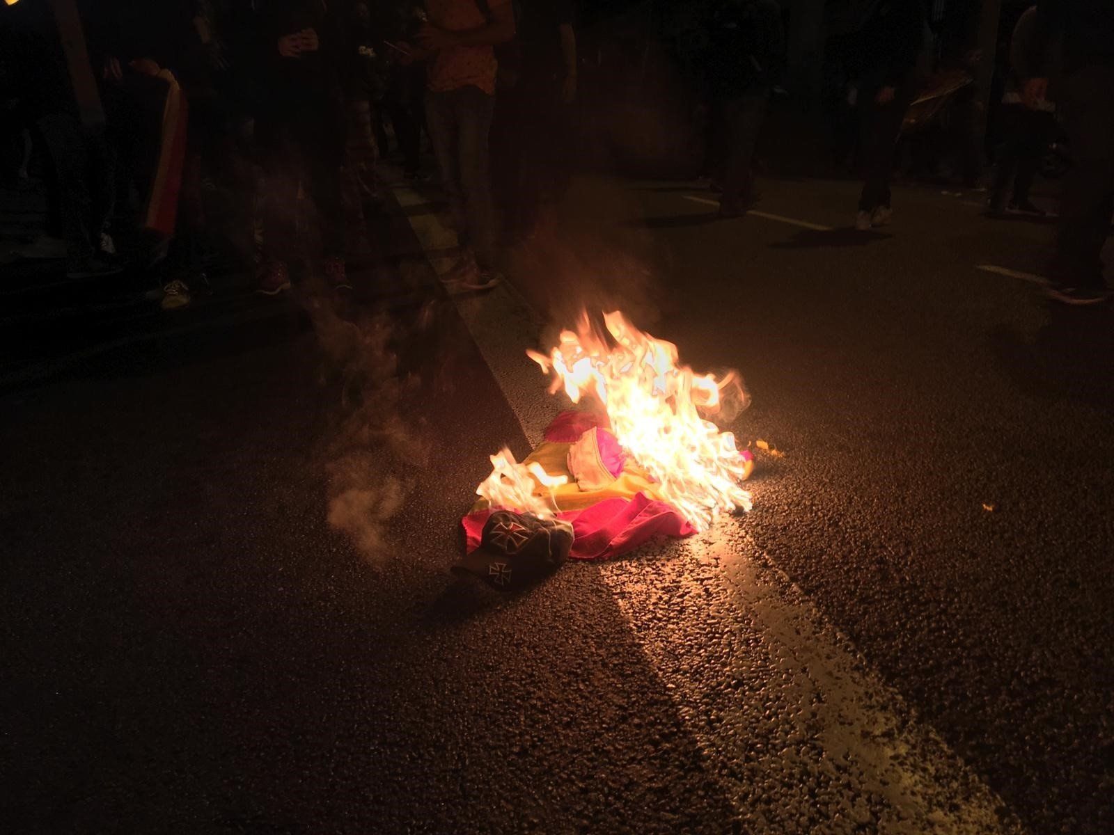 Bandera preconstitucional en llamas, anoche en Barcelona.