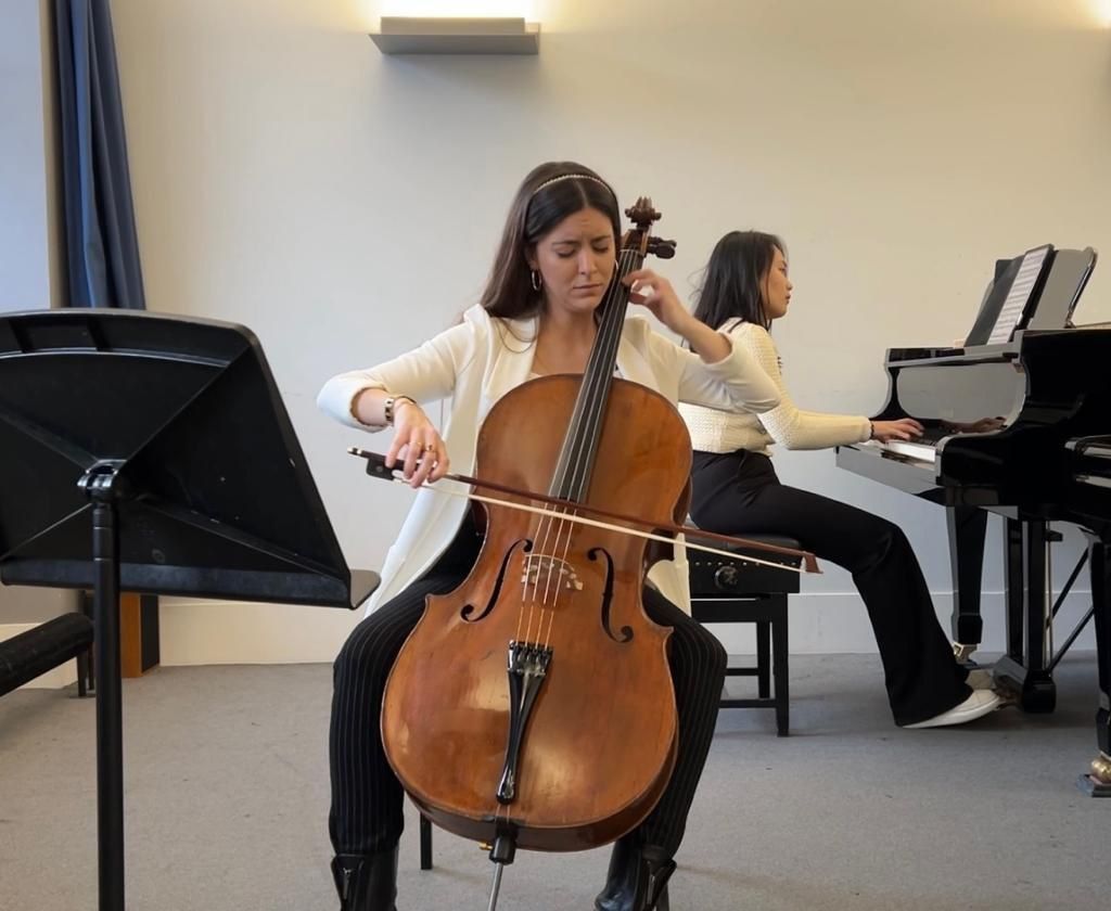 Ana Victoria, la música jerezana que ha organizado una campaña de 'micromecenazgo' para comprar un violonchelo profesional.