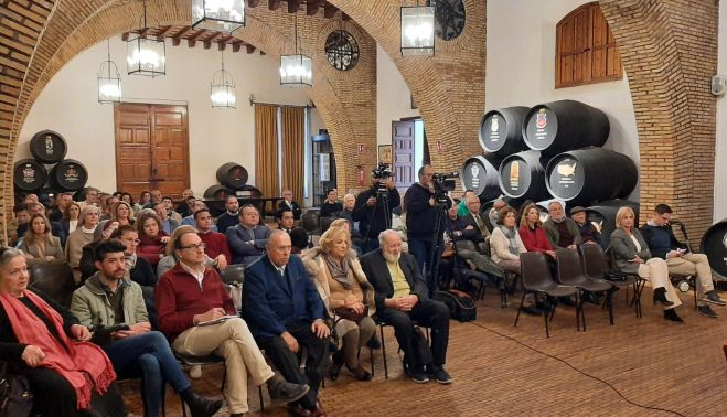 El público asistente en la bodega de san Ginés. 