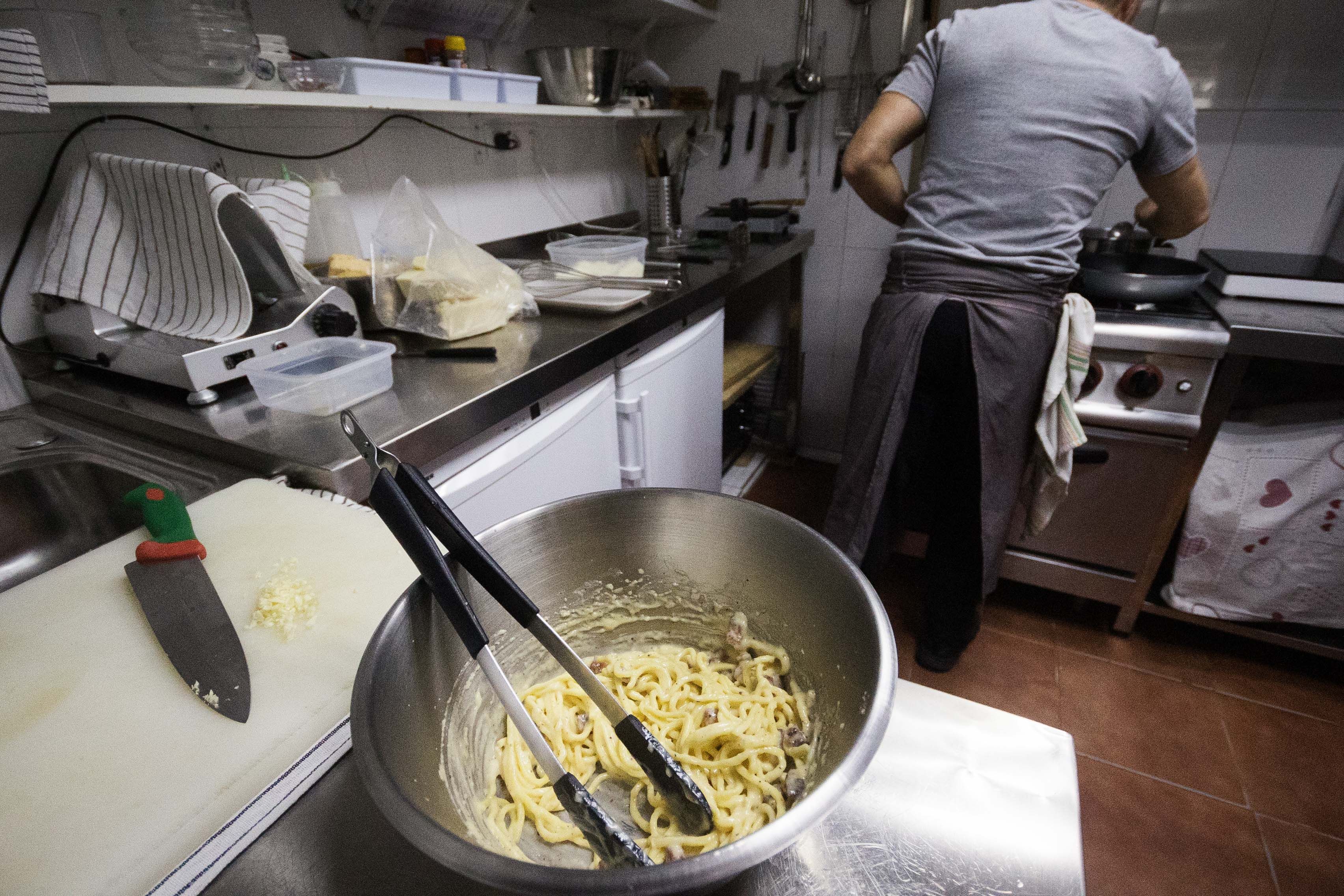 El italiano preparando la comida en la cocina.