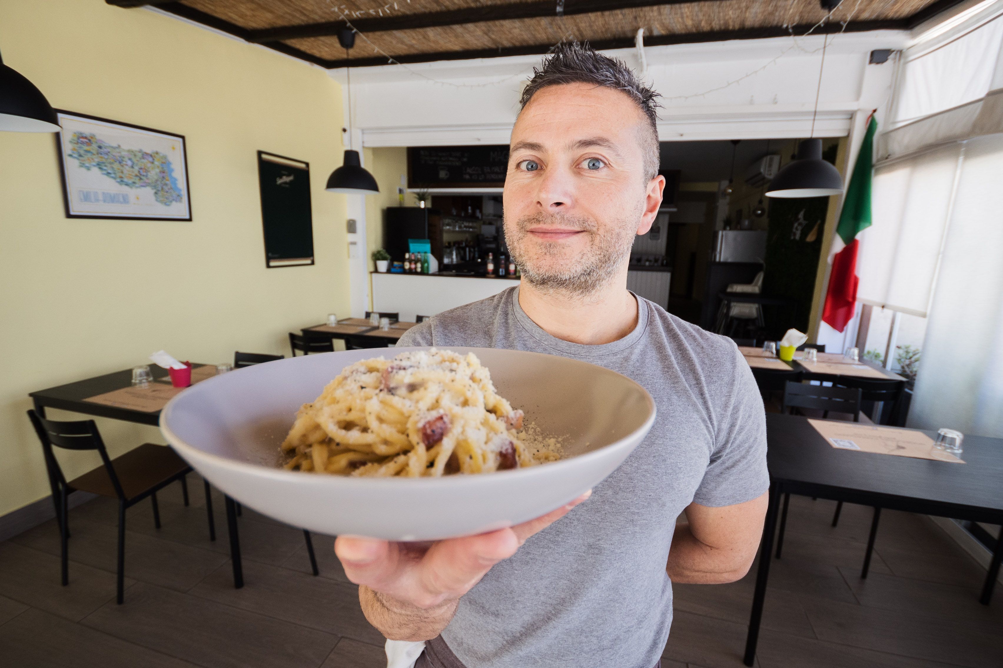 Silvio Ugolotti con un plato de pasta con carbonara en su restaurante en Valdelagrana.