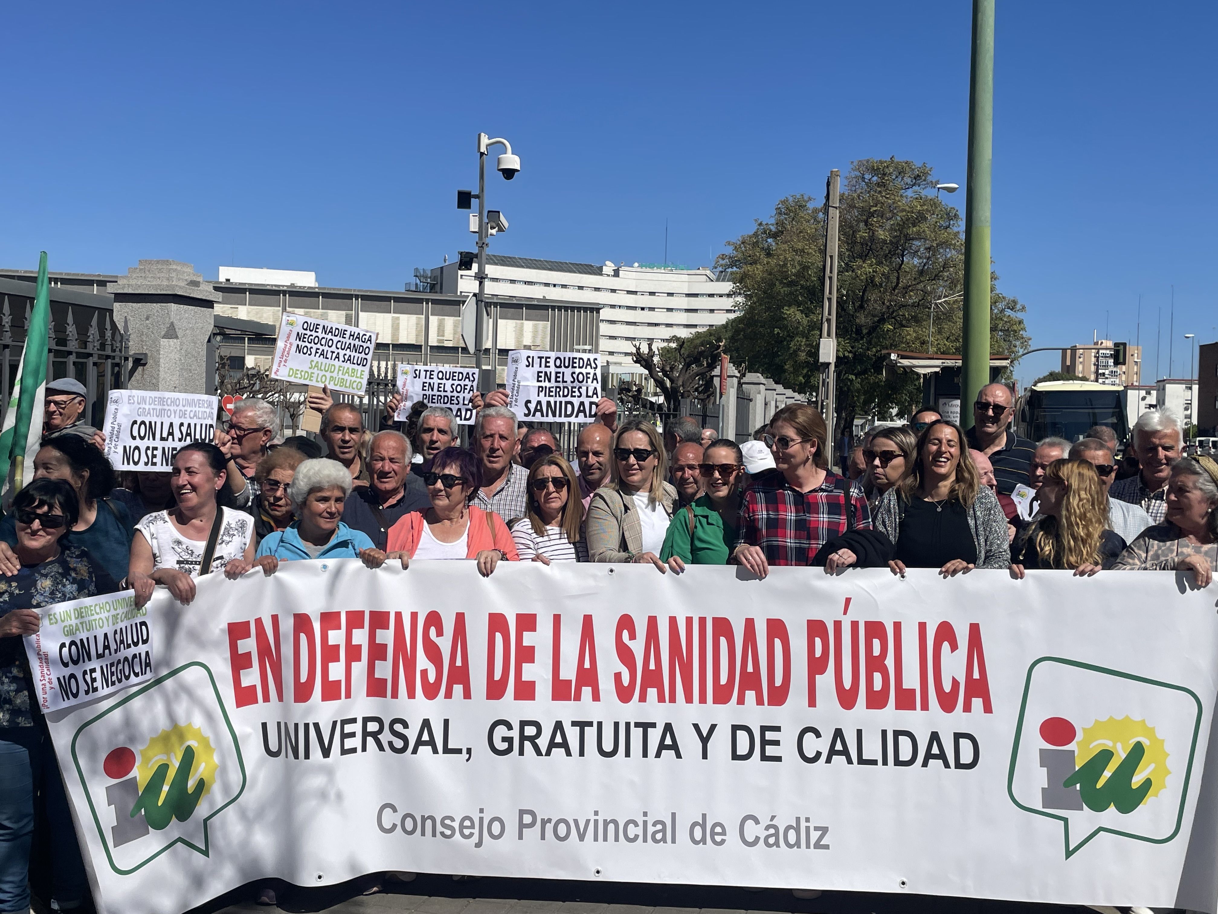 Imagen de las protestas con alcaldes y vecinos de la Sierra de Cádiz.