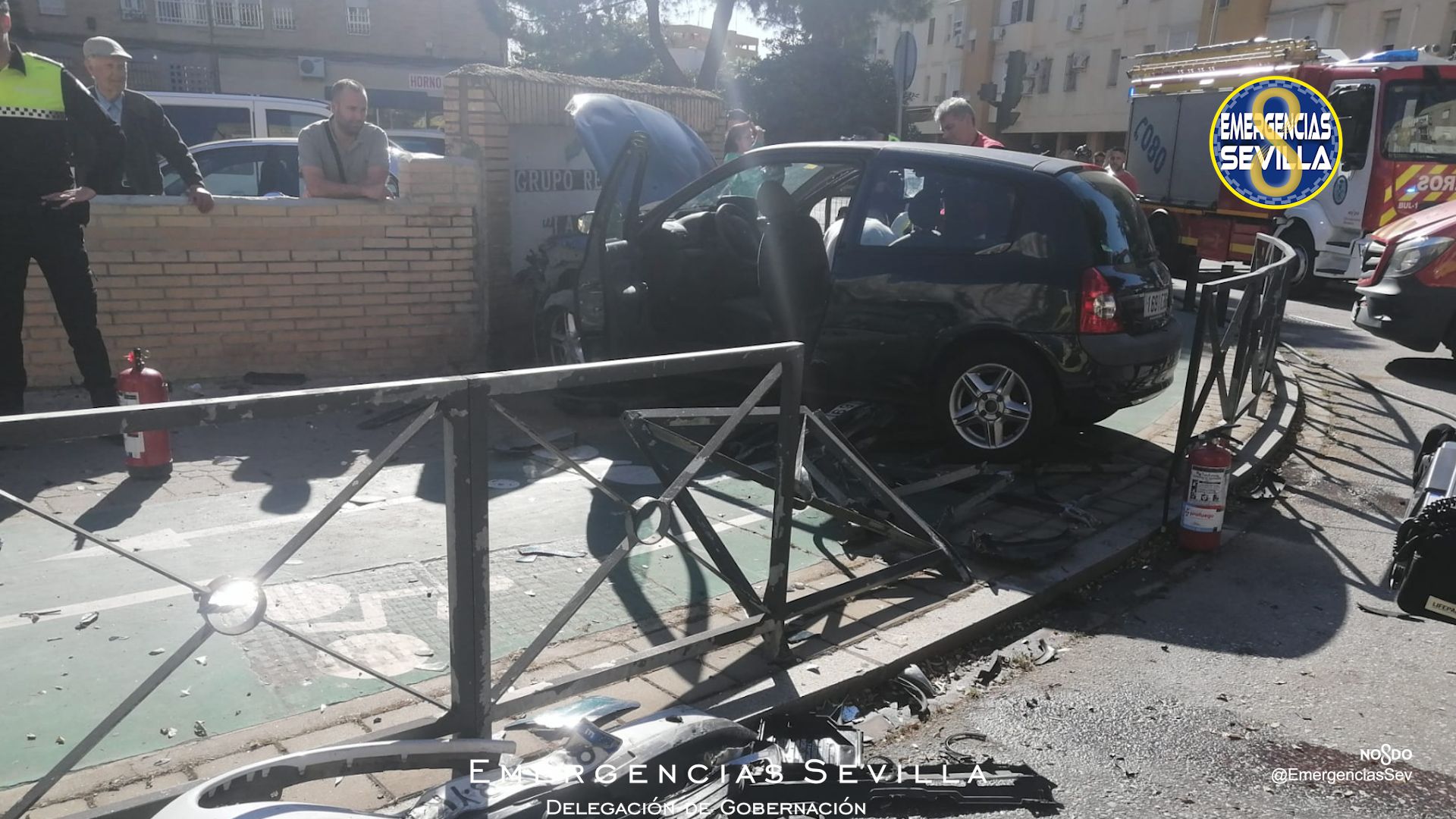 Estado en el que ha quedado uno de los vehículos implicados en el aparatoso accidente en Sevilla.