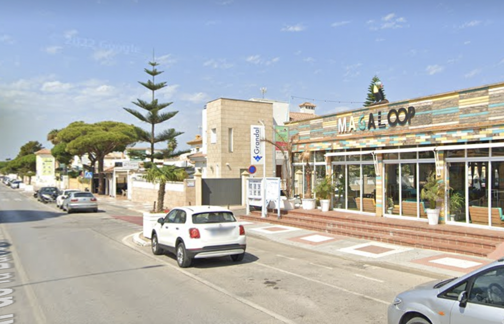 Imagen de 'Google Maps' del bar de La Barrosa, en Chiclana, en el que intervino el pasado sábado la Policía Autonómica.