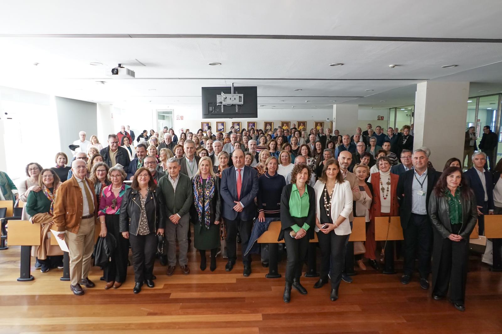 Los profesionales sanitarios homenajeados tras sus jubilaciones en los hospitales de Cádiz y San Fernando.
