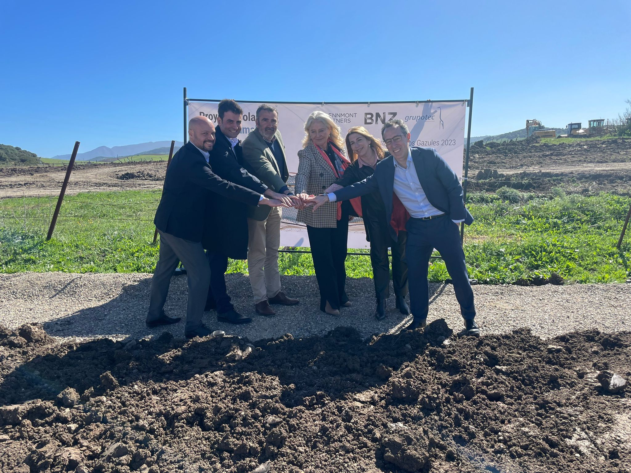 Primera piedra de la doble planta solar de Alcalá de los Gazules, con Colombo, Pizarro y responsables de BNZ y Glennmont Partners Nuveen.