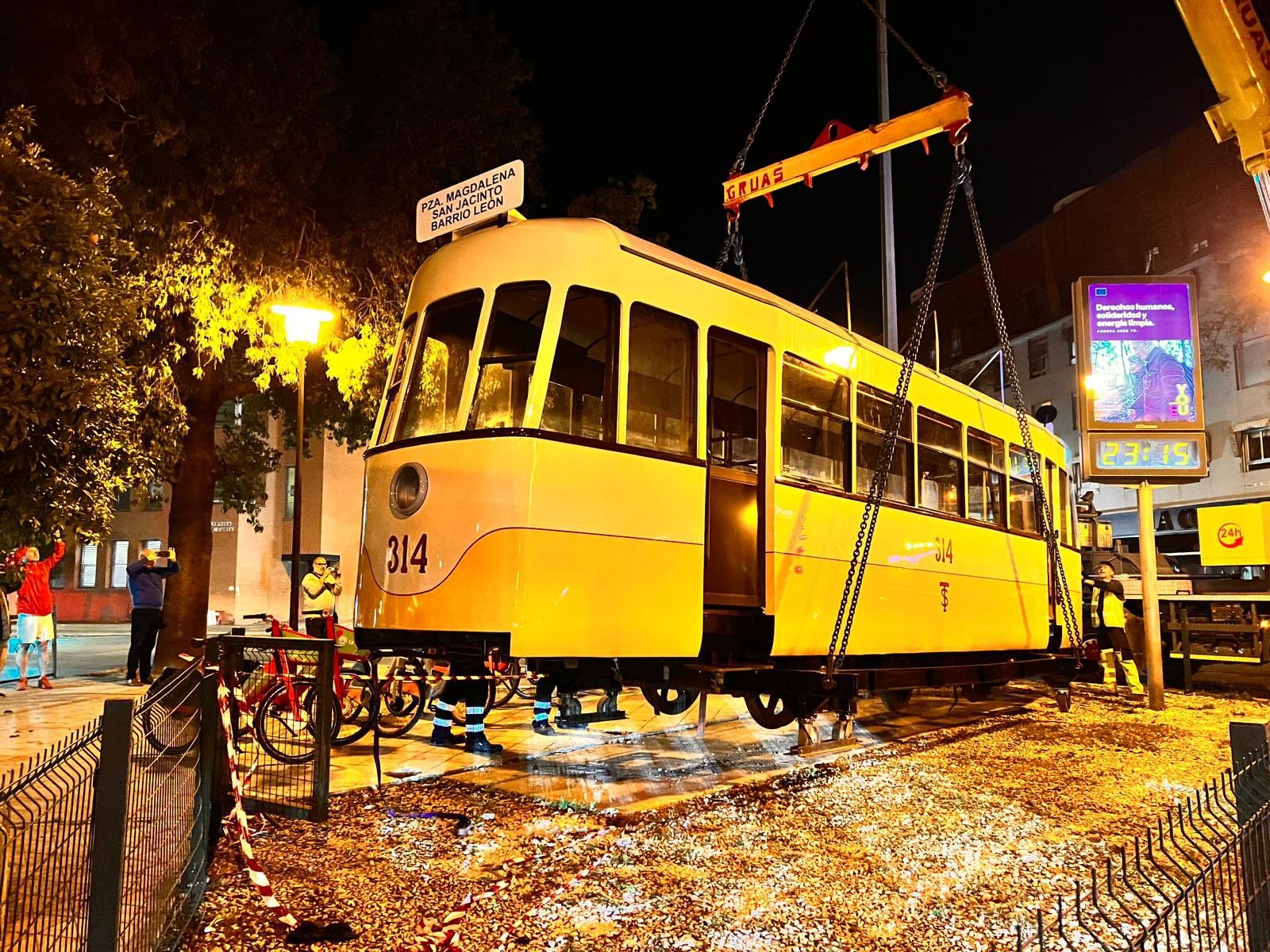 Imagen del tranvía siendo colocado en Triana.