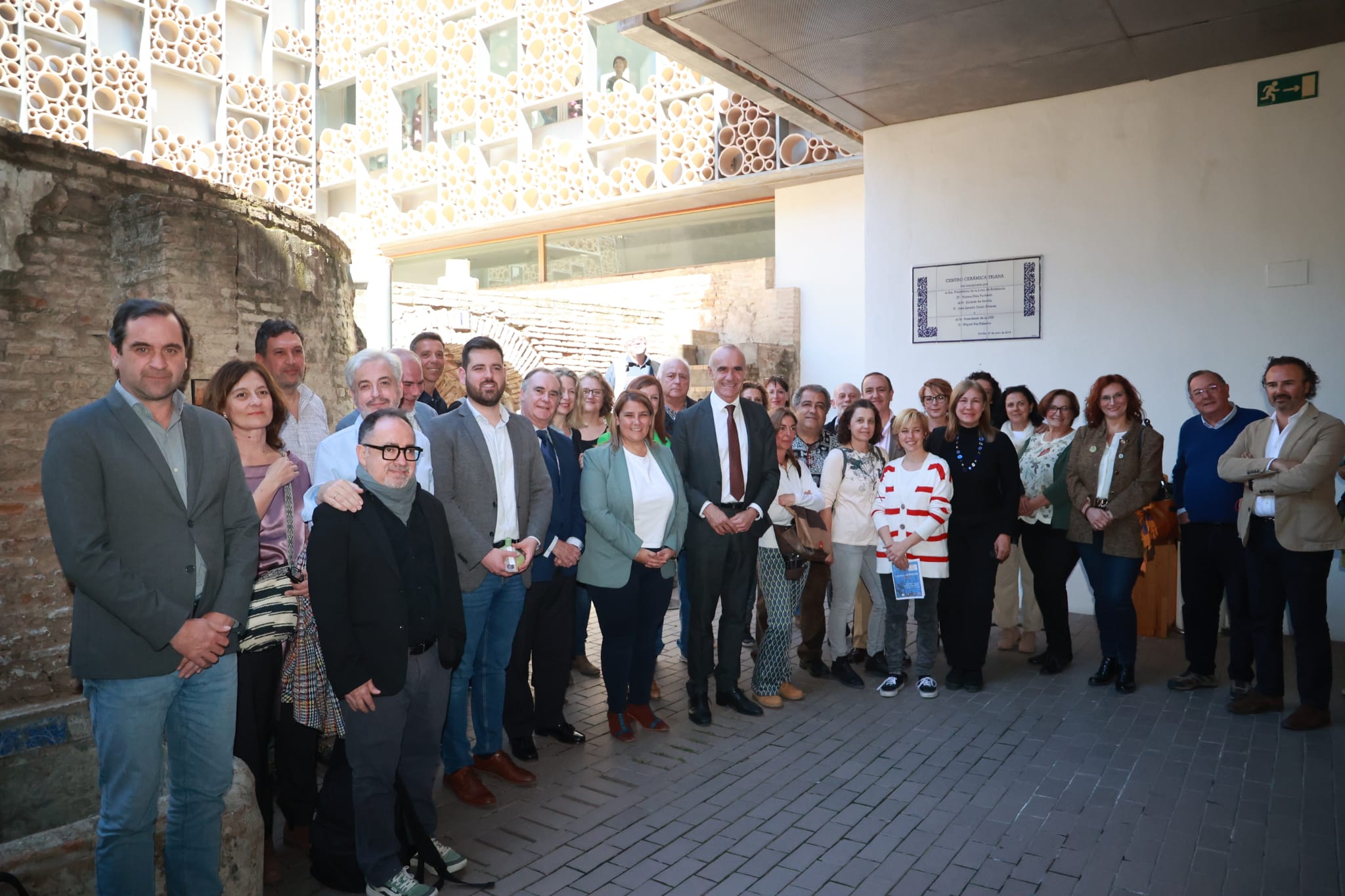 El alcalde rodeado de representantes de las organizaciones y empresas de la cerámica. 