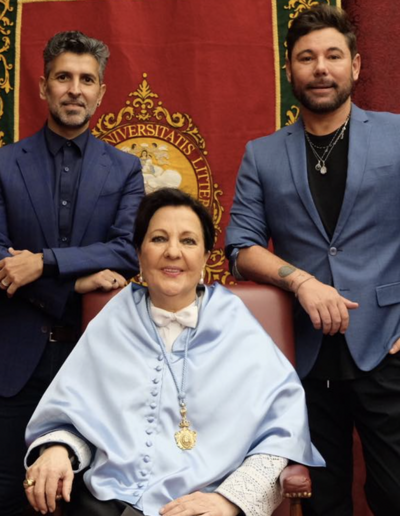 la cantaora flamenca Carmen Linares, investida doctora honoris causa por la Universidad de Sevilla, junto a Miguel Poveda y Arcángel Flamenco.