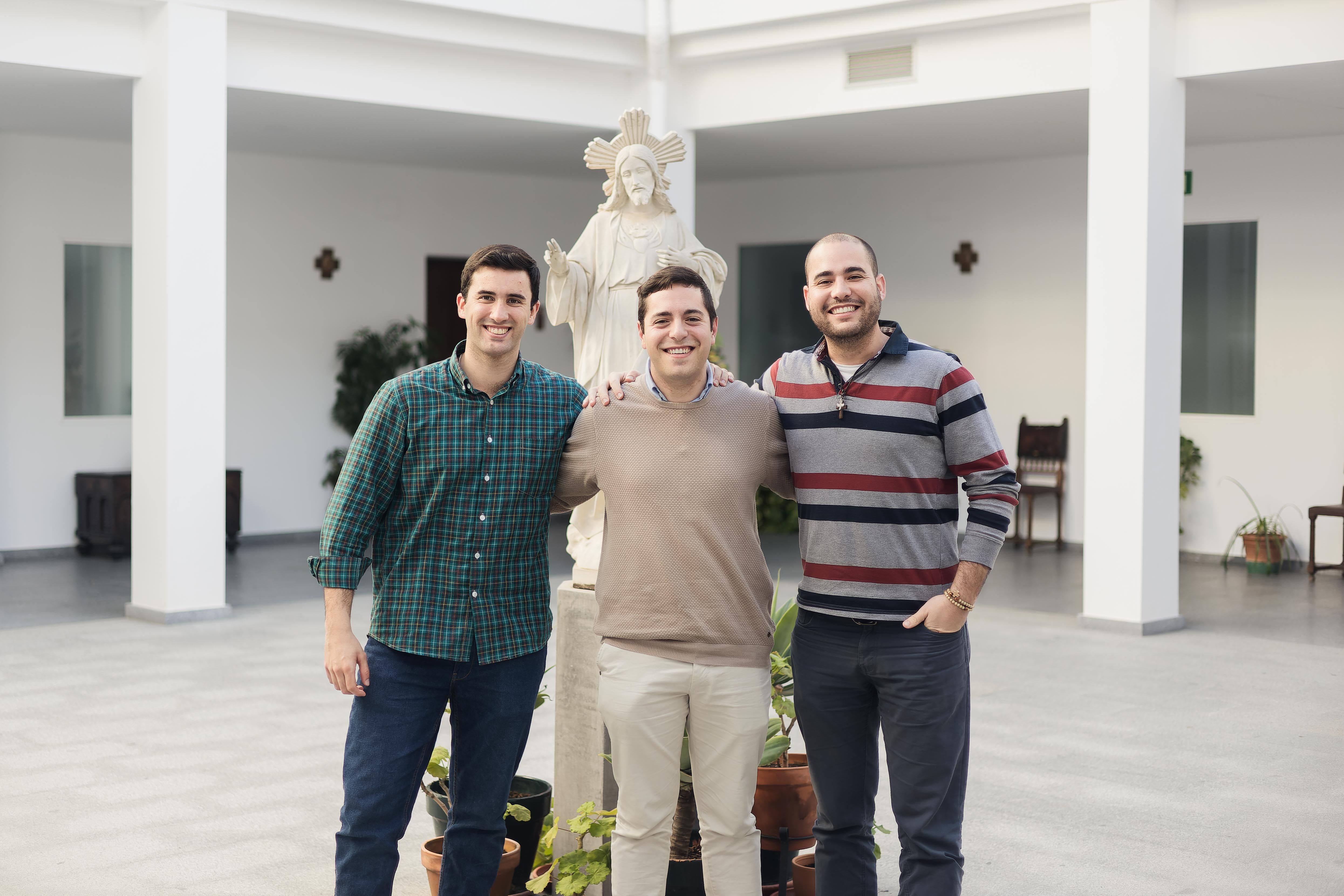 Los seminaristas de la generación Z: "Tenía novia y trabajo, lo dejé todo por seguir la llamada de Dios”. En la imagen, de izquierda a derecha, Juan, Carlos y Pablo.