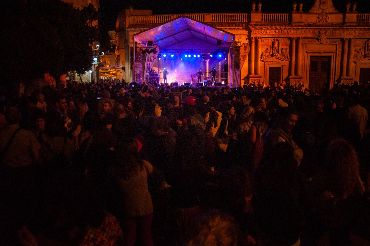 Pasada edición del Festival Xera, en una de las actuaciones de la plaza de la Asunción. FOTO: MANU GARCÍA.