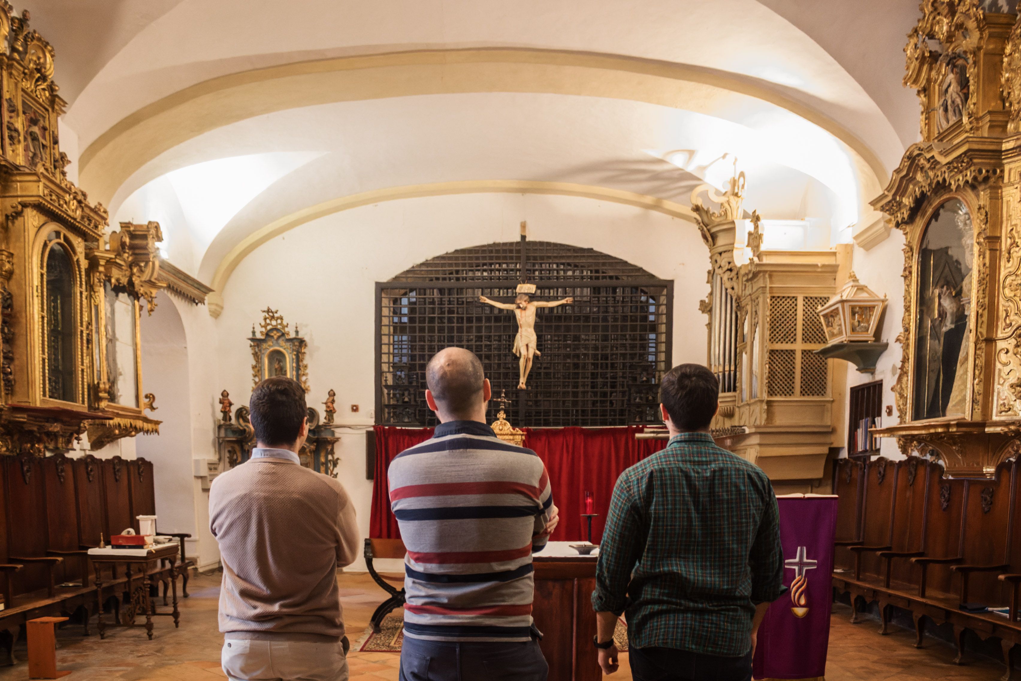Los tres seminaristas en el antiguo coro de Las Clarisas, hoy capilla del Seminario.     CANDELA NÚÑEZ