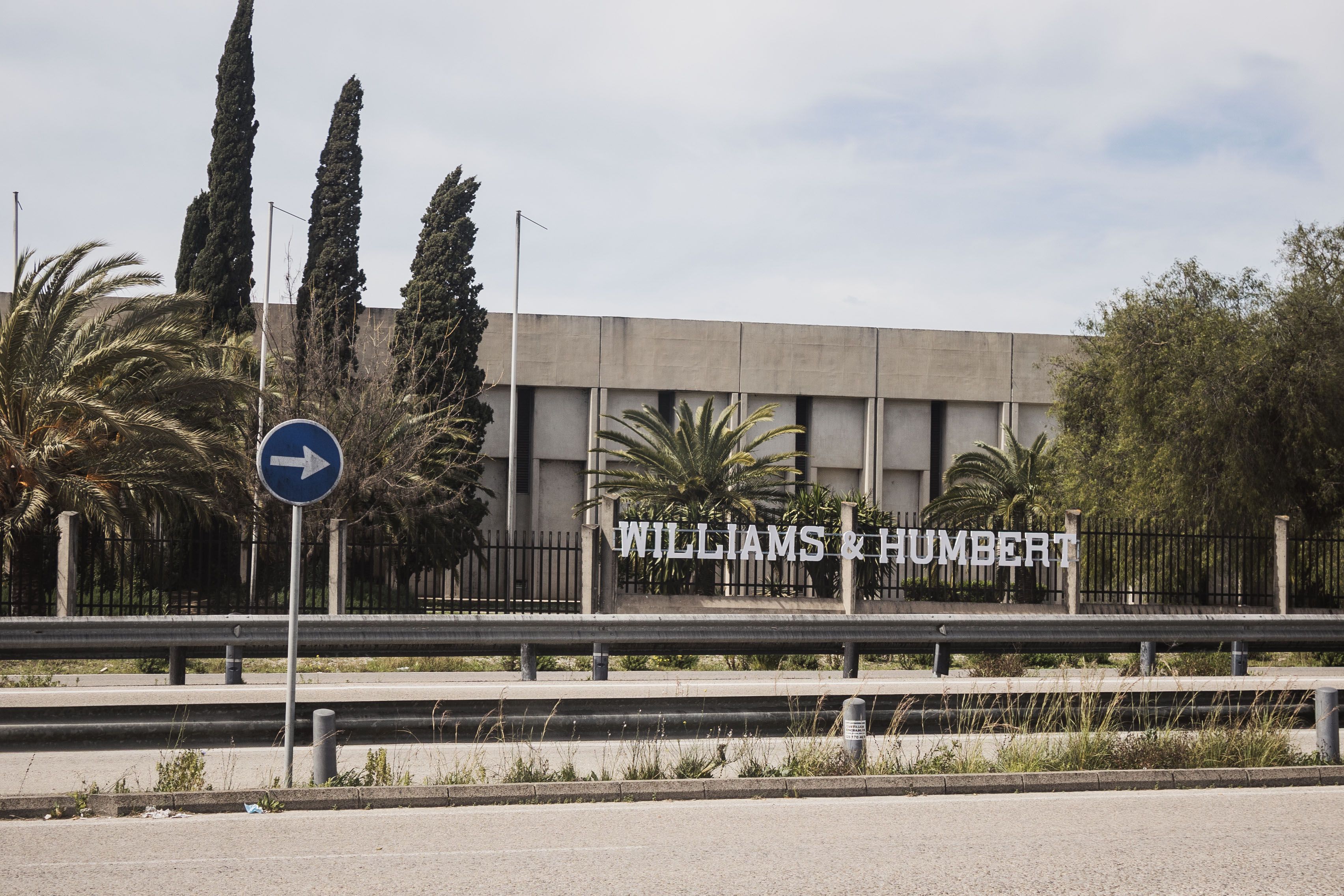 Fachada de la bodega principal de Williams & Humbert.