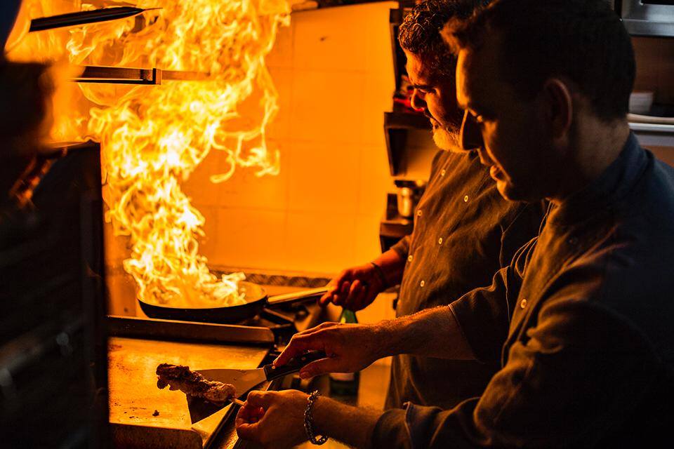 Mario y Rubén en los fogones. FOTO: FERNANDO PORTELA BAREA