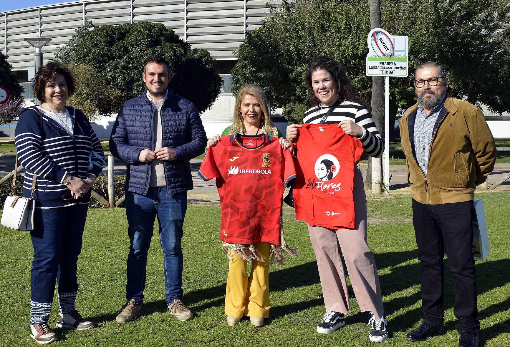 'Bimba' y la alcaldesa Mamen Sánchez, en la pradera de Chapín.