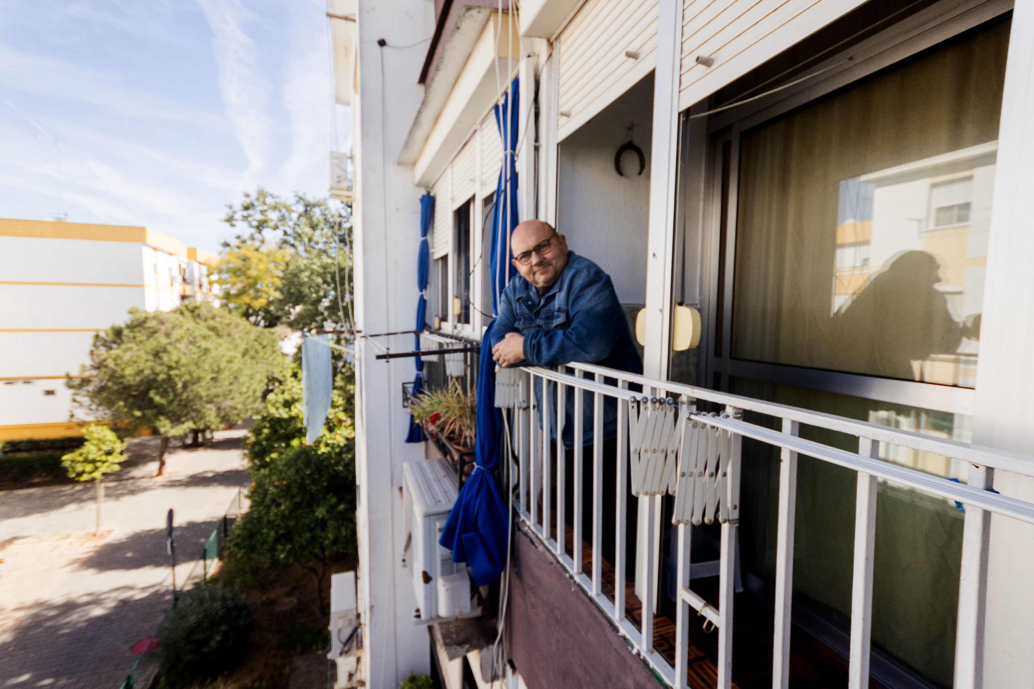 Salvador Manzano, antiguo sinhogar, en la terraza de la vivienda que comparte con dos compañeros.