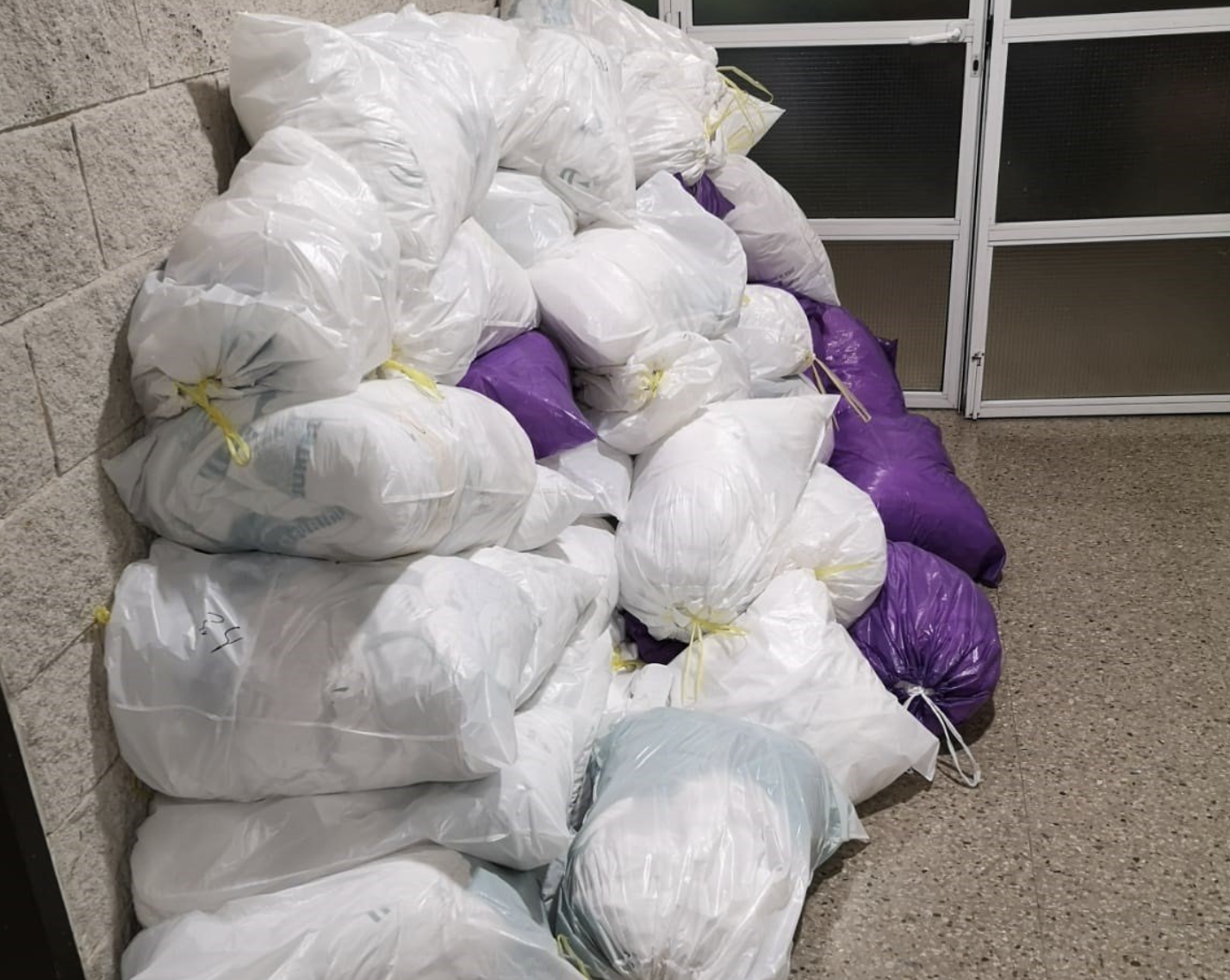 Ropa acumulada en el Juan Ramón Jiménez de Huelva.