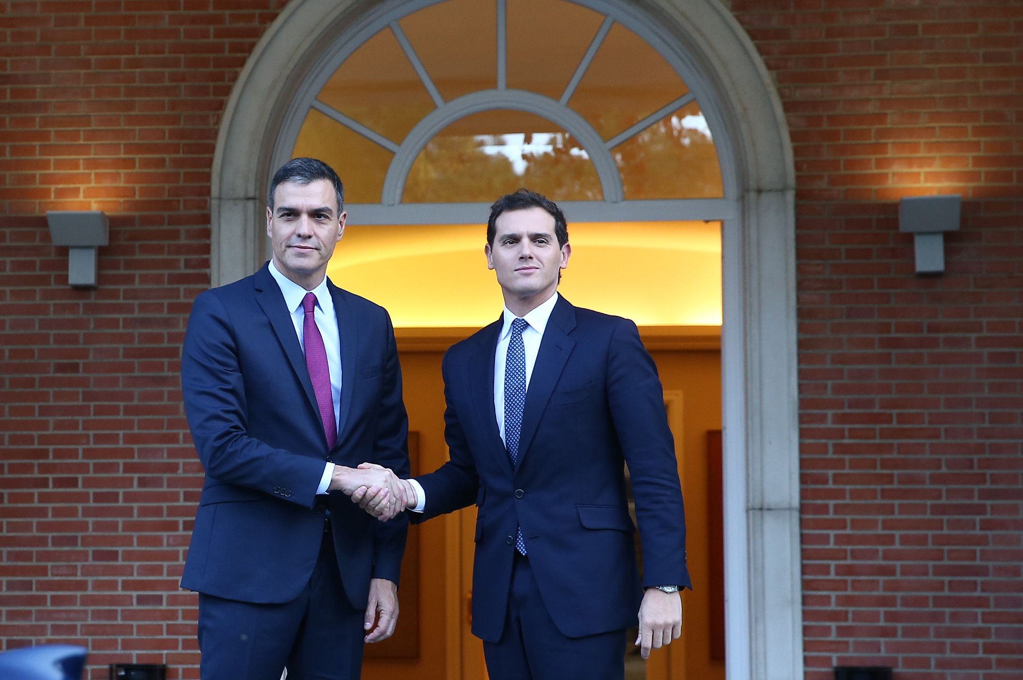 El presidente del Gobierno en funciones, Pedro Sánchez, saluda al presidente de Ciudadanos, Albert Rivera, con quien se ha reunido hace unos días por la crisis en Cataluña tras la sentencia del 'procés'. FOTO: MONCLOA